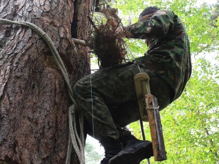 Praca&#x20;przy&#x20;kłodzie&#x20;bartnej&#x2c;&#x20;fot&#x2e;&#x20;Zabytkowy&#x20;Zakład&#x20;Hutniczy&#x20;w&#x20;Maleńcu