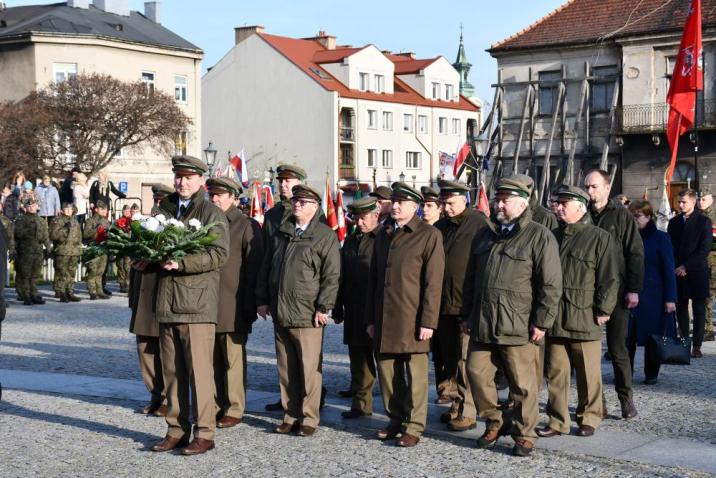 Leśnicy&#x20;podczas&#x20;składania&#x20;kwiatów&#x20;przy&#x20;pomniku&#x20;Czynu&#x20;Legionów&#x20;w&#x20;Radomiu&#x2c;&#x20;fot&#x2e;&#x20;Dorota&#x20;Święcka