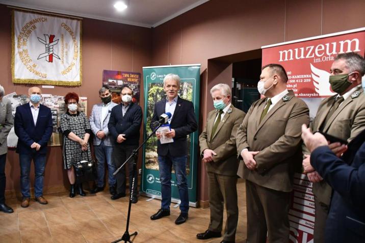 Uczestnicy&#x20;wernisażu&#x20;wystawy&#x20;&#x22;Leśnicy&#x20;polscy&#x20;w&#x20;KL&#x20;Auschwitz&#x22;&#x20;w&#x20;Muzeum&#x20;Orła&#x20;Białego&#x20;w&#x20;Skarżysku-Kamiennej