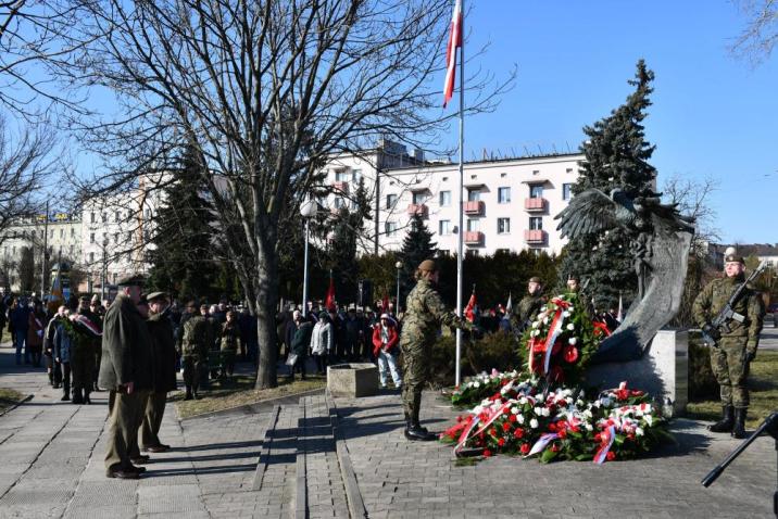 Leśnicy&#x20;składają&#x20;kwiaty&#x20;pod&#x20;pomnikiem&#x20;WiN&#x20;w&#x20;Radomiu&#x20;upamiętniając&#x20;Żołnierzy&#x20;Wyklętych&#x2c;&#x20;fot&#x2e;&#x20;Edyta&#x20;Nowicka