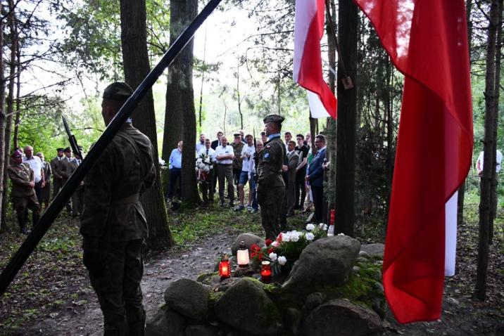 Uroczystości&#x20;obchodów&#x20;72&#x2e;&#x20;rocznicy&#x20;śmierci&#x20;Aleksandra&#x20;Młyńskiego&#x20;ps&#x2e;&#x20;&#x22;Drągal&#x22;&#x20;odbyły&#x20;się&#x20;w&#x20;lesie&#x20;w&#x20;Kolonii&#x20;Wawrzyszów