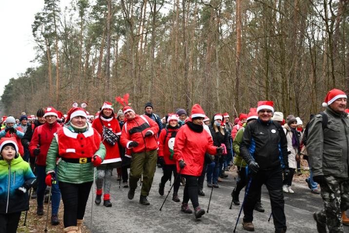 Uczestnicy&#x20;w&#x20;marszu&#x20;w&#x20;mikołajkowych&#x20;czapeczkach