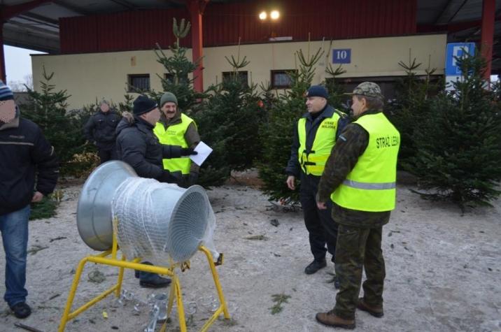 Straż&#x20;Leśna&#x20;w&#x20;lesie&#x20;podczas&#x20;akcji&#x20;&#x22;Choinka&#x22;