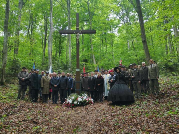 Uroczystość&#x20;związana&#x20;z&#x20;odtworzeniem&#x20;krzyża&#x20;Powstańców&#x20;Styczniowych&#x20;na&#x20;terenie&#x20;obozowiska&#x20;powstańczego&#x20;w&#x20;Nadleśnictwo&#x20;Daleszyce