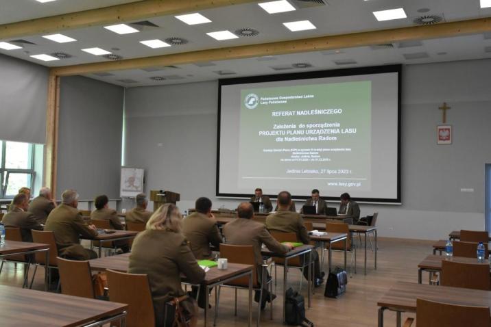 Uczestnicy&#x20;Komisji&#x20;Założeń&#x20;Planu&#x20;Urzadzenia&#x20;Lasu&#x20;podczas&#x20;posiedzenia&#x2c;&#x20;fot&#x2e;&#x20;E&#x2e;&#x20;Nowicka