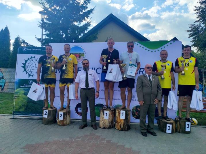 Zwycięzcy&#x20;V&#x20;Turnieju&#x20;Siatkówki&#x20;Plażowej&#x20;o&#x20;Puchar&#x20;Dyrektora&#x20;Regionalnej&#x20;Dyrekcji&#x20;Lasów&#x20;Państwowych&#x20;w&#x20;Radomiu&#x2c;&#x20;fot&#x2e;&#x20;E&#x2e;&#x20;Nowicka