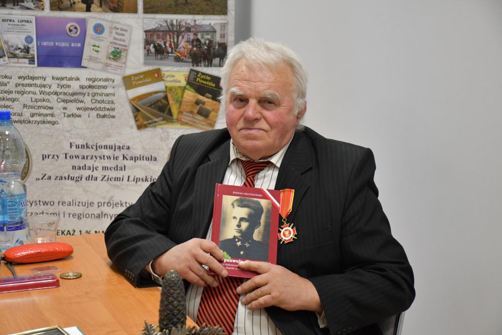 Autor Stefan Orczykowski z książką fot. E. Nowicka