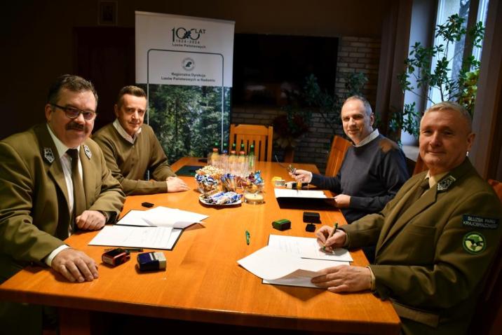 Przedstawiciele stron porozumienie dla ochrony raków i różanki, fot. arch. RDLP w Radomiu