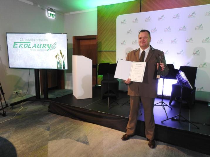 Nadleśniczy&#x20;Piotr&#x20;Fitas&#x20;z&#x20;nagrodą&#x20;Ekolaury&#x20;fot&#x2e;&#x20;arch&#x2e;&#x20;Nadleśnictwa&#x20;Sarbia